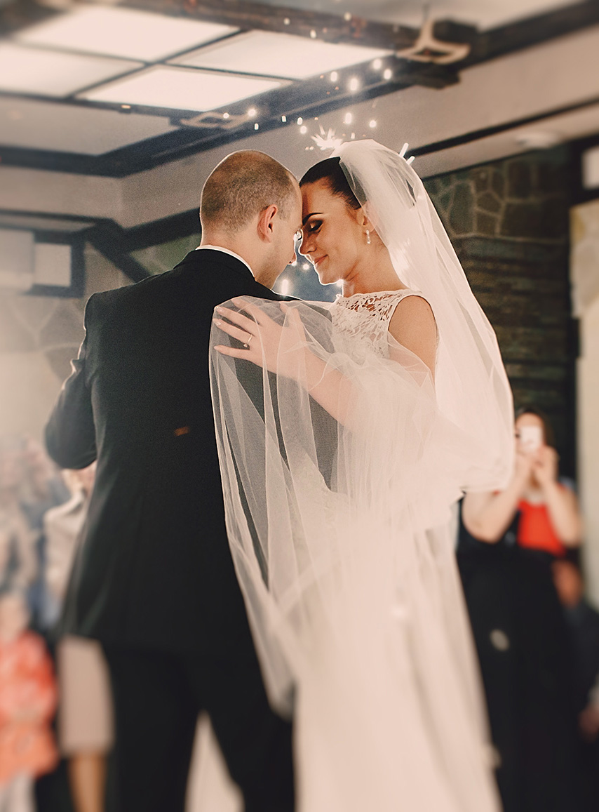 O jovem casal dança a primeira dança no casamento